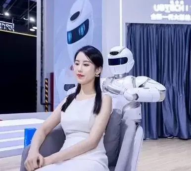 仿真人偶家用机器人保姆-已经可以实现帮人类捶背！-叆偶AIOULA测评网